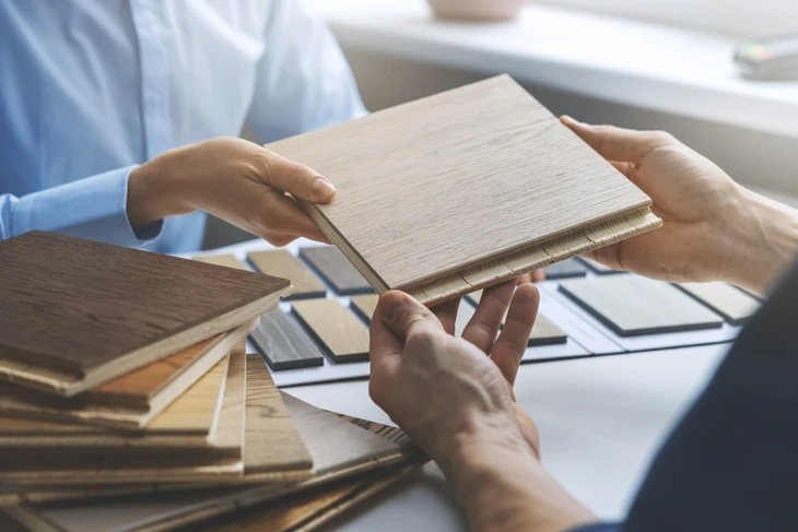 R&eacute;union d'affaires dans un bureau moderne avec trois professionnels autour d'une table