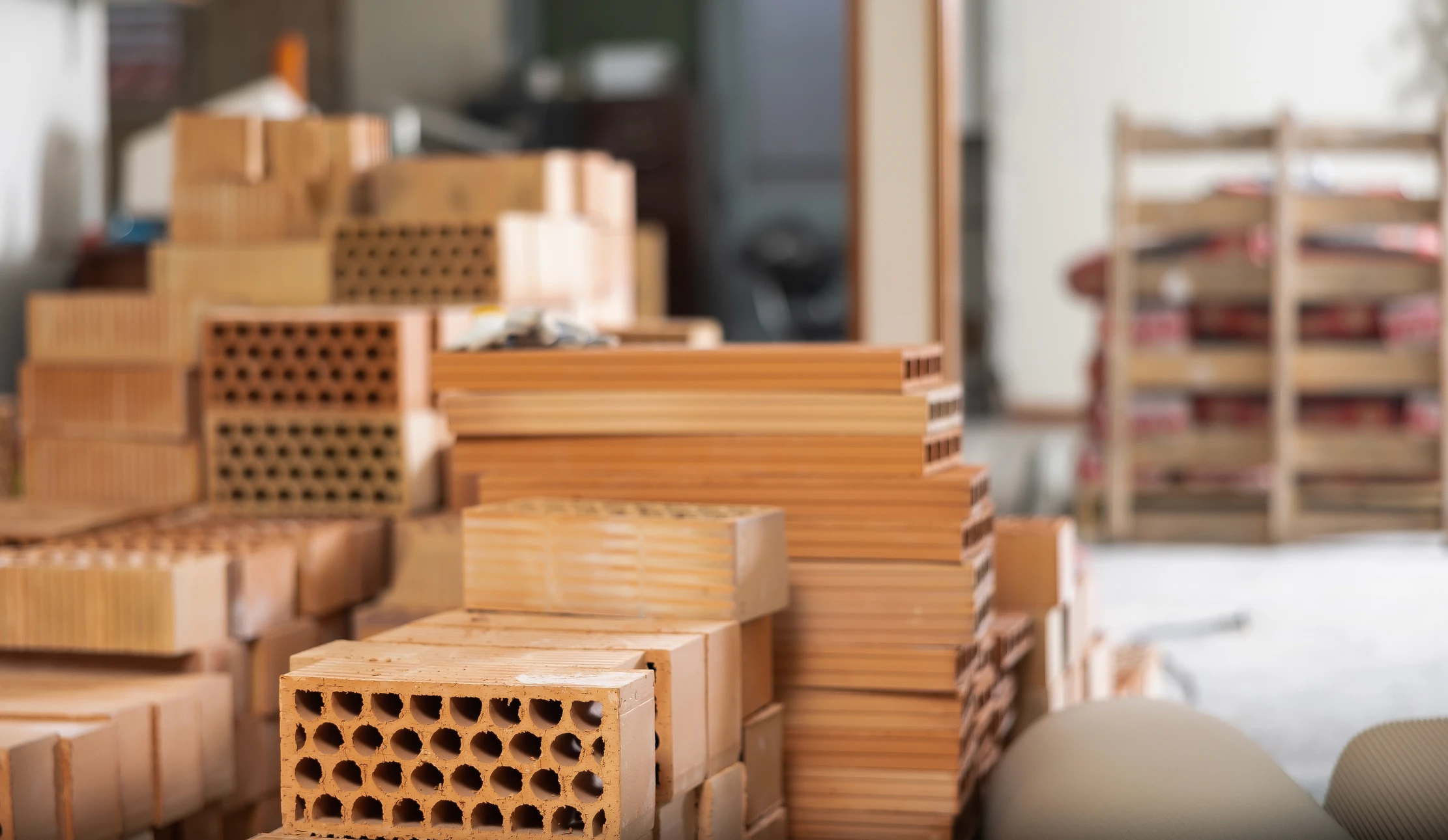 Stockage ext&eacute;rieur industriel de mat&eacute;riaux de construction avec rang&eacute;es organis&eacute;es de palettes charg&eacute;es de parpaings et blocs de b&eacute;ton empil&eacute;s sur site de production ou d&eacute;p&ocirc;t
