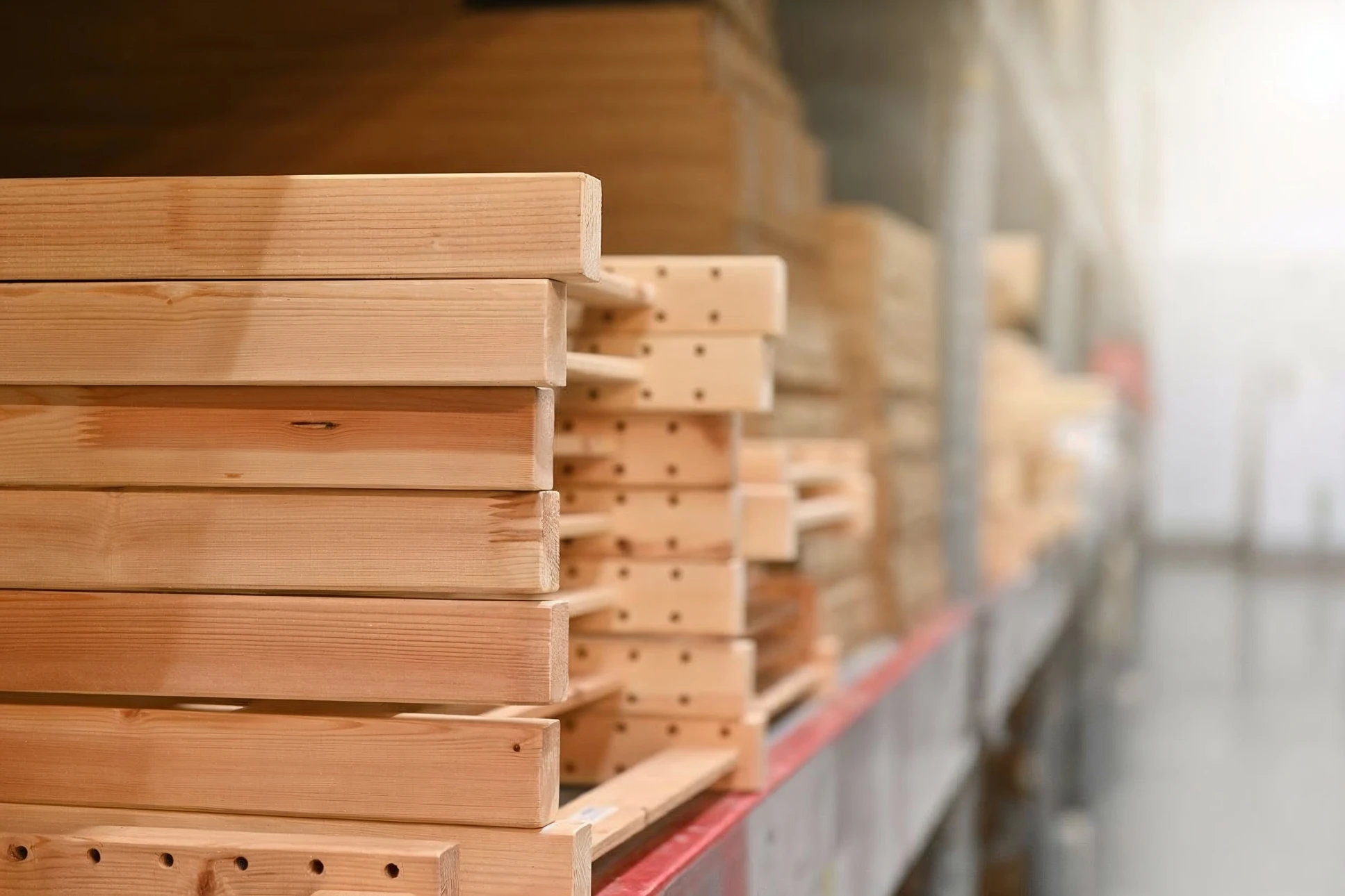 Int&eacute;rieur de boulangerie avec &eacute;talage de pains artisanaux sur pr&eacute;sentoirs &agrave; trois niveaux