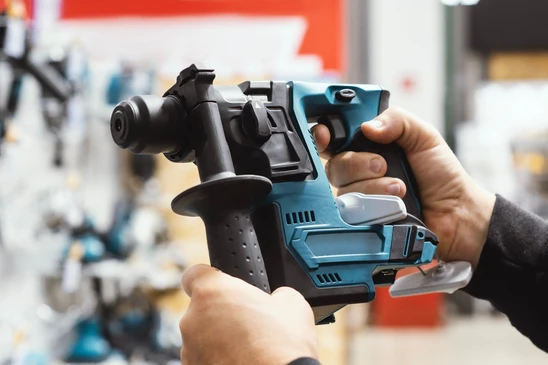 &Eacute;quipement de motard dispos&eacute; sur surface en bois: casque int&eacute;gral noir brillant, veste de protection textile noire, gants de moto techniques avec coques de protection et lunettes de soleil