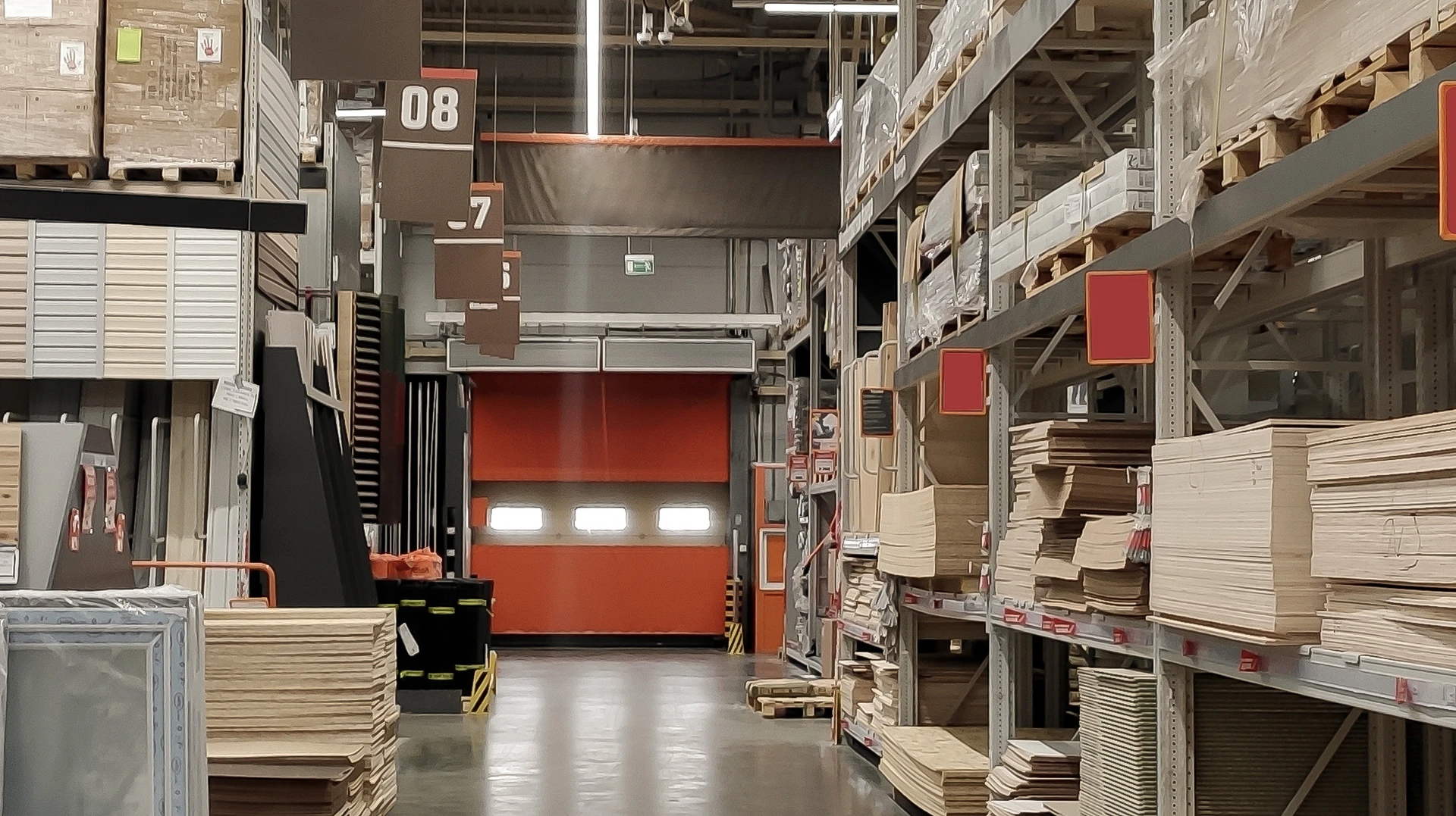 Entrep&ocirc;t d'archives avec rang&eacute;es d'&eacute;tag&egrave;res m&eacute;talliques noires contenant des bo&icirc;tes de stockage blanches &eacute;tiquet&eacute;es, organis&eacute;es sym&eacute;triquement dans un couloir &eacute;troit