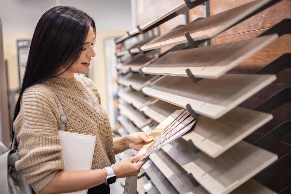 Groupe de professionnels en réunion collaborative autour d'une table blanche, assemblant quatre grandes pièces de puzzle colorées (jaune, bleue, rouge, verte) qui s'emboîtent au centre
