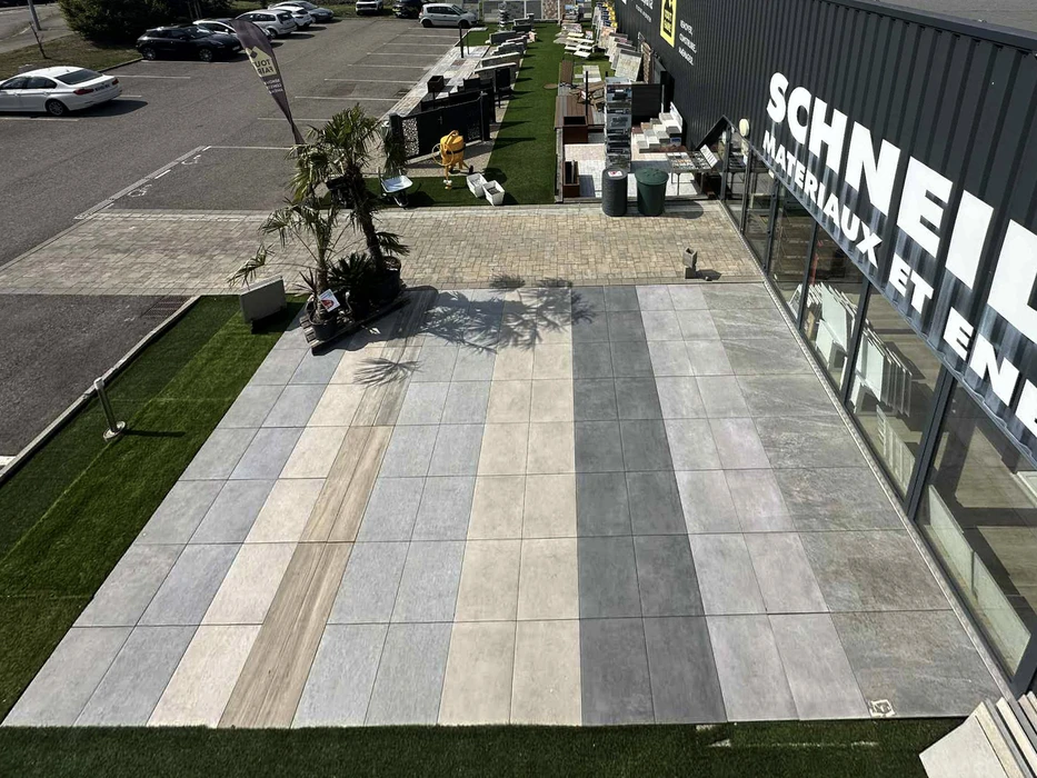 Chantier de construction extérieur avec camion-grue mobile en action