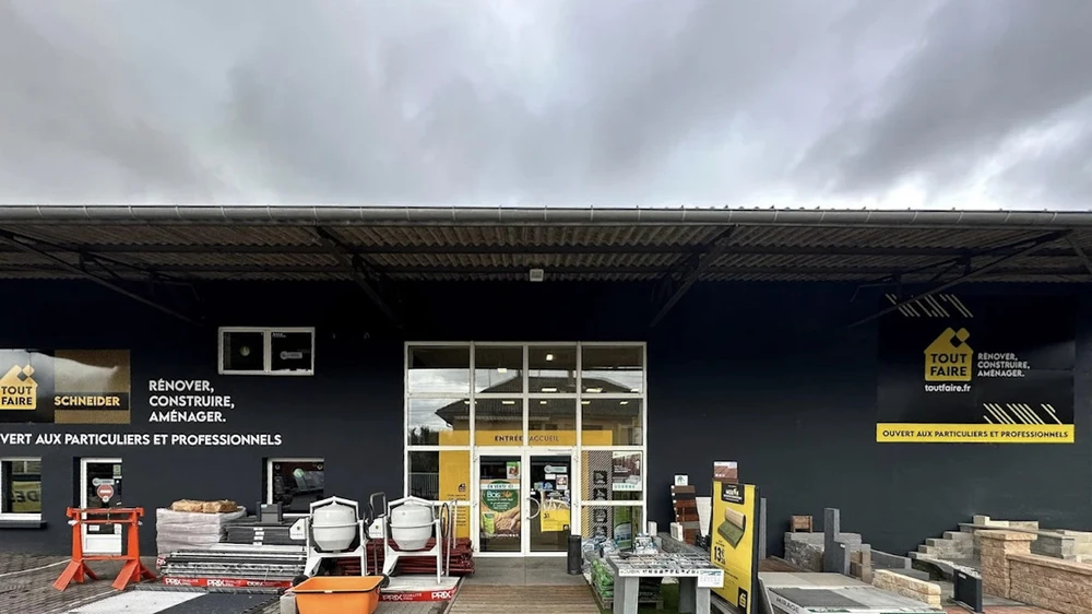 Scène de bureau d'architecte avec deux professionnels en discussion près d'une fenêtre lumineuse