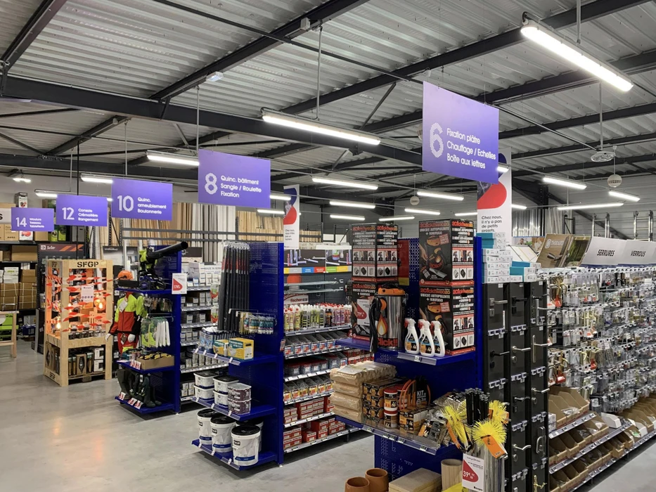 Magasin de matériaux de construction avec façade ouverte sous auvent métallique