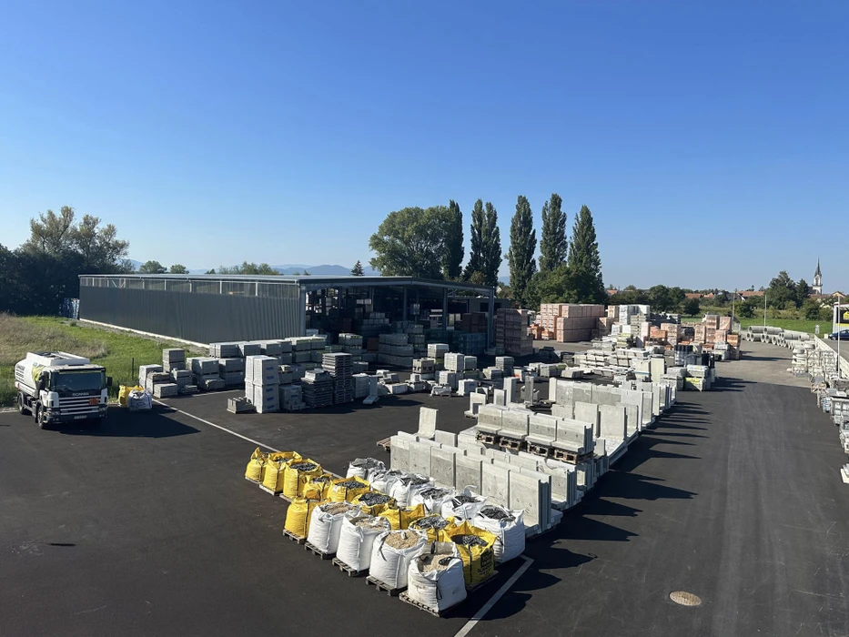 Salle de bain moderne avec douche à l'italienne vitrée, carrelage mural à motifs géométriques décoratifs, meuble vasque suspendu anthracite, sèche-serviettes électrique blanc