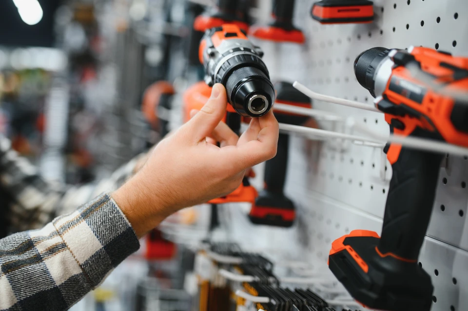 Intérieur de magasin spécialisé en outillage électroportatif