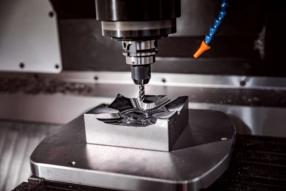 Atelier industriel avec opérateur utilisant une machine-outil de précision