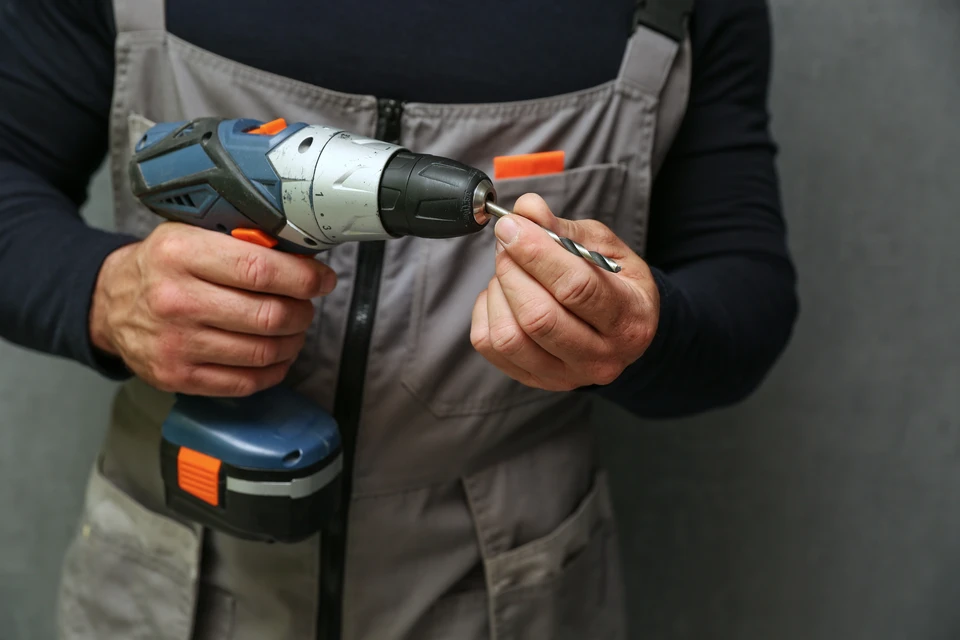 Atelier de mécanique avec panneau mural d'organisation des outils