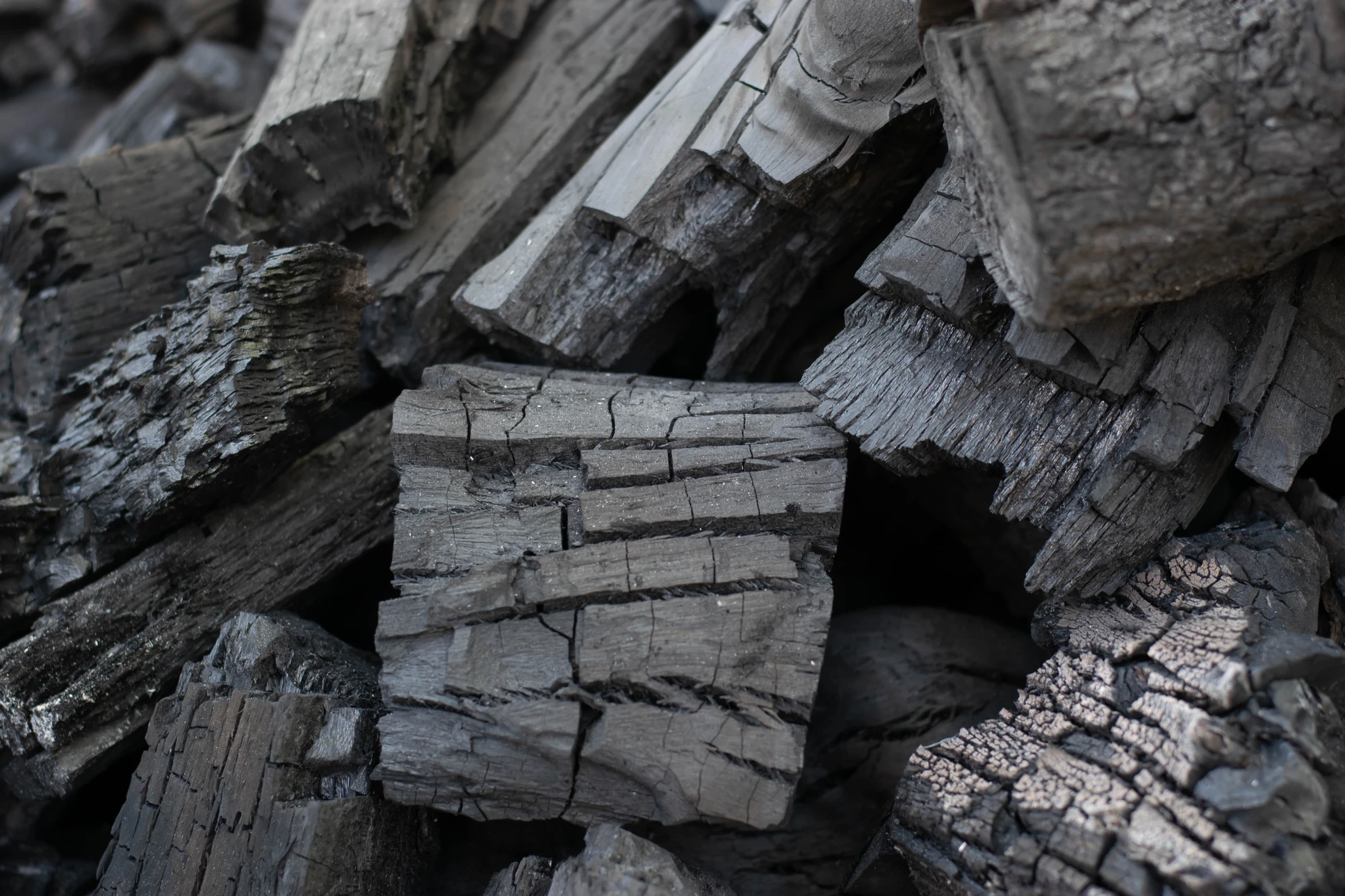 Camion-citerne blanc circulant sur autoroute au coucher du soleil, ciel dramatique orangé avec nuages