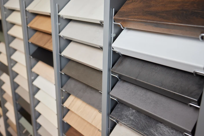 Façade extérieure d'immeuble commercial moderne avec enseigne circulaire volumineuse fixée sur verrière structurelle